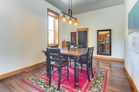 Dining Area | Dishware/Flatware Provided