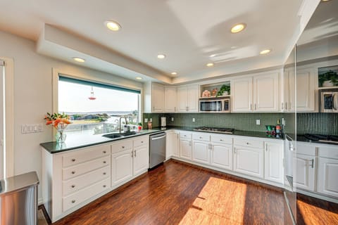 Main Kitchen | Wall Oven | Drip Coffee Maker | Main Level