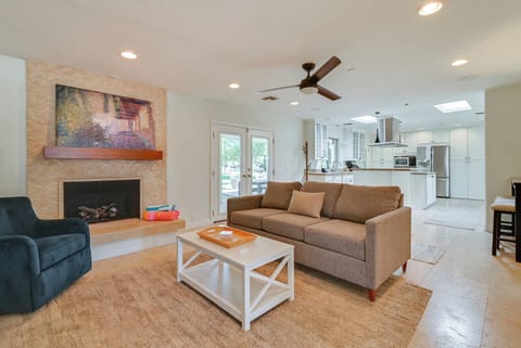 Living Room | Free WiFi | Central Heating & A/C | Smart TV