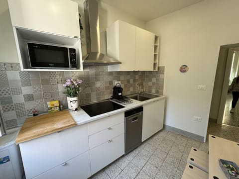 Kitchen Appliance, Kitchen, Countertop, Major Appliance, Cabinetry, Flooring, Kitchen Stove, Home Appliance, Interior Design, Stove