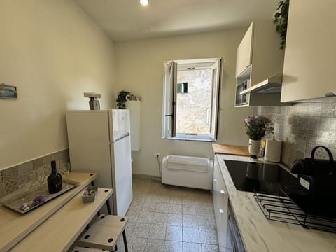 Kitchen Appliance, Major Appliance, Kitchen, Countertop, Furniture, Flooring, Wood, Interior Design, Floor, Cabinetry