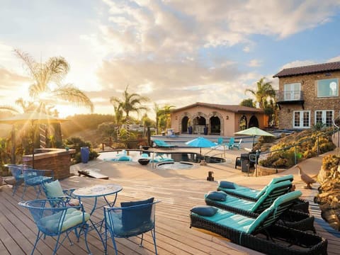 Amazing pool with mountain view and outdoor furniture