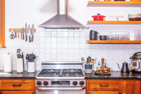 Kitchen - Gas burners, ample utensils and sharp (!) knives.