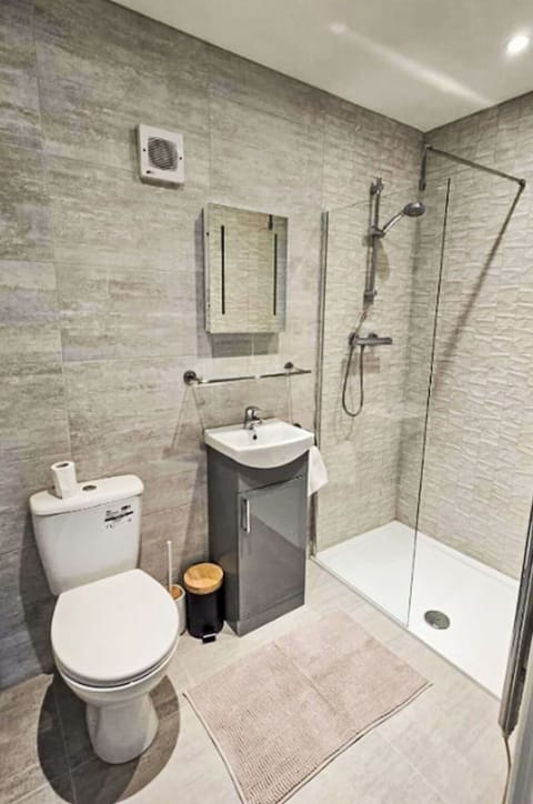 Toilet Seat, Bathroom, Toilet, Plumbing Fixture, Flooring, Floor, Interior Design, Sink, Plumbing, Tile