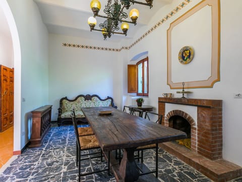 Wall, Wood, Flooring, Interior Design, Furniture, Floor, Ceiling, Lighting, Room, Wood Stain