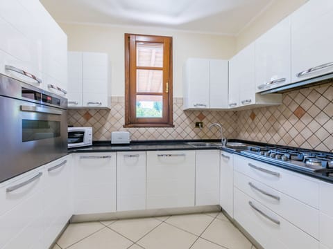 Kitchen, Countertop, Kitchen Appliance, Major Appliance, Flooring, Interior Design, Cabinetry, Kitchen Stove, Floor, Stove