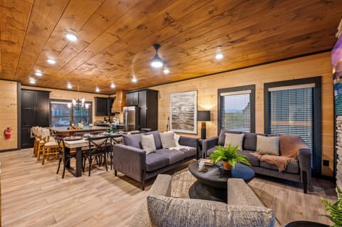 Spacious living room at the cabin. Perfect for your getaway