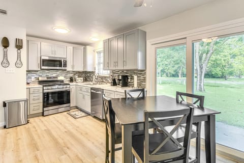 Dining Area | Dining Table | Kitchen | Stove/Oven