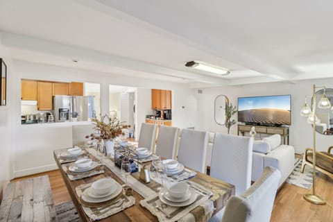 Simplicity at its finest: a minimalist dining area where every detail counts.
