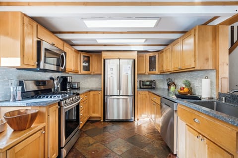 Fully equipped kitchen.