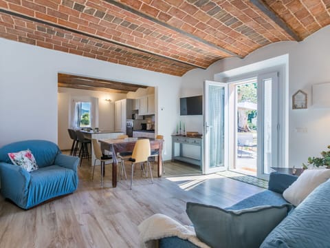 Furniture, Interior Design, Wall, Flooring, Wood, Ceiling, Floor, Chair, Room, Table