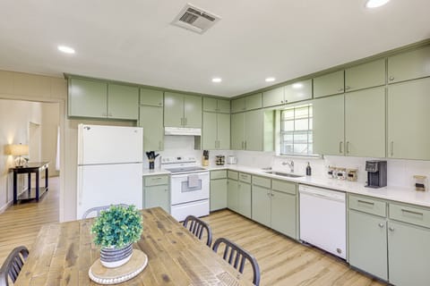 Kitchen | Cooking Basics | Keurig Coffee Maker | Spices | Toaster