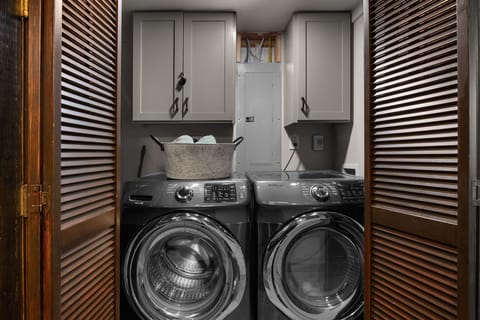 Lookout Log Cabin: Laundry