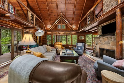 Lookout Log Cabin: Welcome Living Room