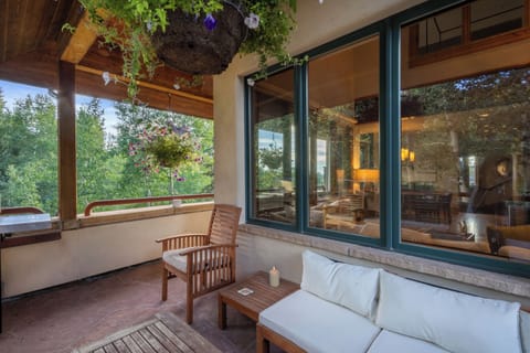 1.3-telemark-a-telluride-exterior-living-room-deck2