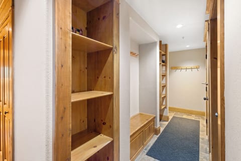 8.1-telemark-a-telluride-mudroom