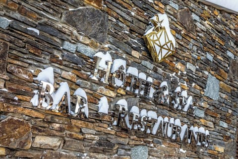 The Daria-I Nor signature glistens on natural stone—your welcome to high-altitude refinement.