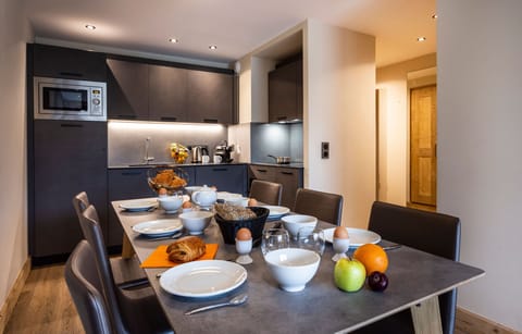 Elegant open-plan kitchen and dining area, ideal for sharing meals after a day on the pistes.