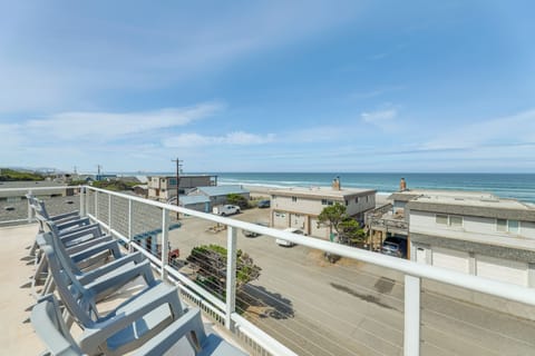 Rockaway Beach Vacation Rental | 5BR | 3BA | 2,700 Sq Ft | Stairs to Access