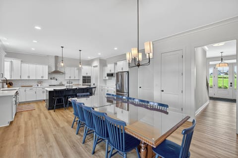 The perfect space for family meals, game night, or lakeside brunches.