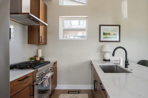 Fully equipped kitchen with an oven, stovetop and microwave