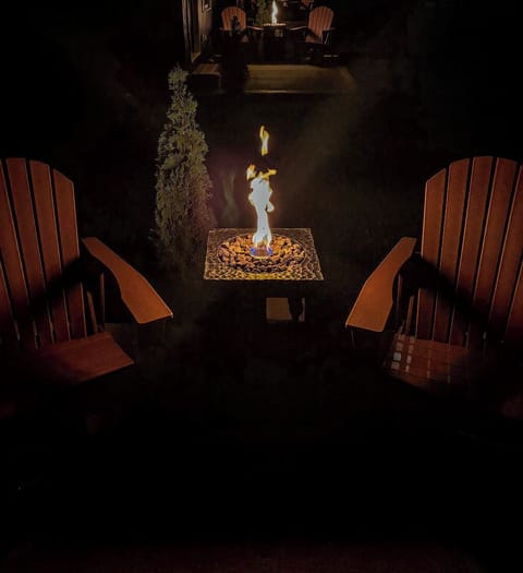 Spend your relaxing evenings out on the patio around the fire