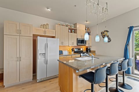 Kitchen | Cooking Basics | Breakfast Bar