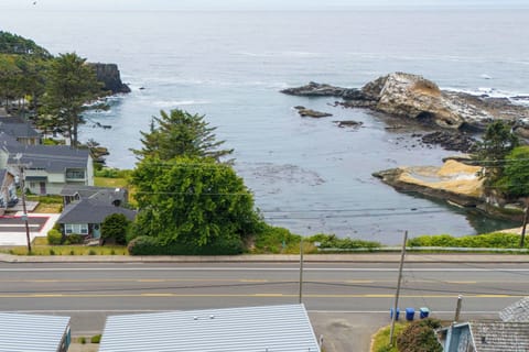 Depoe Bay Vacation Rental | 2BR | 2BA | Stairs Required | 1,200 Sq Ft