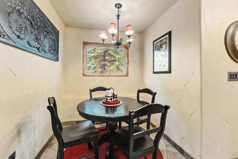 Breakfast nook: Table seating for 4