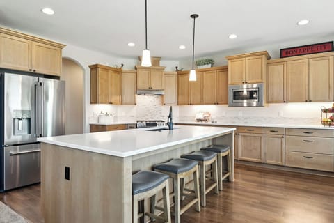 Gourmet kitchen, high end appliances, barstools, lots of counter space!