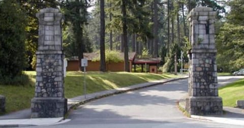 Discover serenity at Central Park, an urban oasis just an 8-minute drive away. With scenic walking trails, sports facilities, and a tranquil pond, it's the perfect escape from the city hustle. #UrbanRetreat