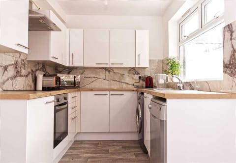 Kitchen with oven, hob, extractor, washing machine, dishwasher, coffee maker, kettle, toaster and microwave