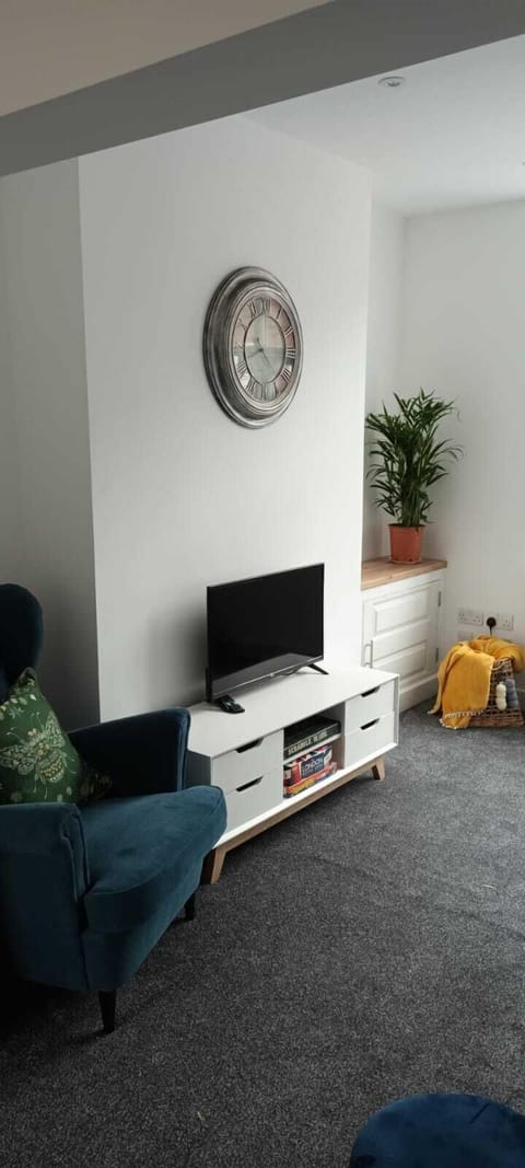 Living room with extra seating for further two people, TV with Netflix and free view, internet access