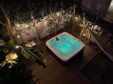 Outdoor spa tub