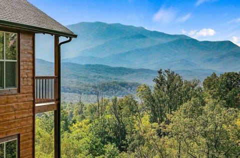 Mountain views, outdoor fun, and cozy luxury—stay in the heart of it all!