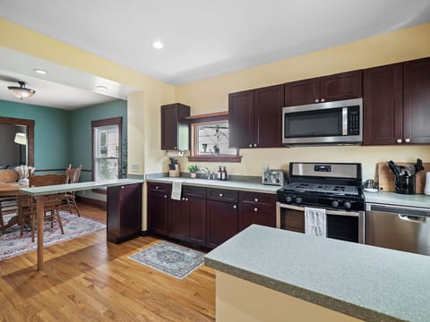 Fully equipped kitchen with modern appliances & plenty of space to cook 🍳🥂✨