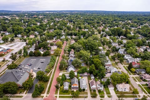 Beautiful neighborhood with tree-lined streets & a peaceful setting 🌳🏡☀️