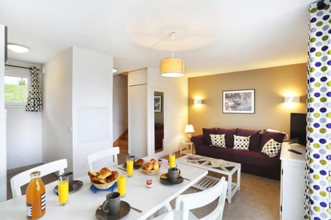 Contemporary living space combining comfort and style with seating arrangements ideal for relaxation.