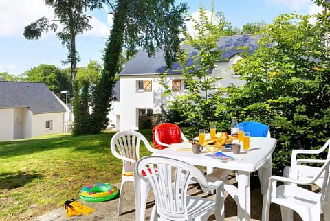 A cheerful outdoor dining setup is perfect for enjoying breakfast among the greenery in the heart of Brittany.