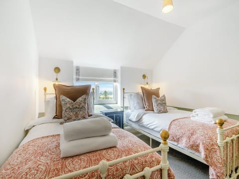 Twin bedroom | Gardener’s Cottage, Kirkton of Lethendy