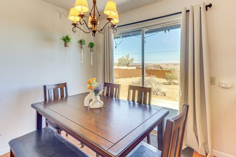 Dining Area | Dishware & Flatware Provided