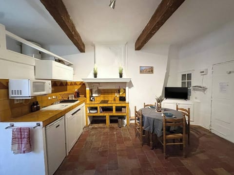 Provençal cuisine, microwave, coffee machine, dishwasher, utensils, dining area, dining table (2)