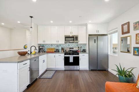 This fully equipped, modern kitchen has everything you need to prepare meals.