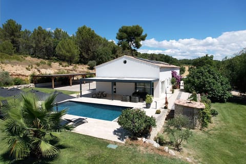 Holiday rentals in SAINT CANNAT, Near Aix en Provence. Luxury villa for rent with all mod cons, 5 bedrooms, 10 people. Book online with Plaisirs & Maisons de Provence.

