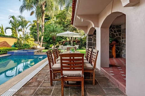 Dine poolside in our lush Cuernavaca garden, with pool and hot tub.