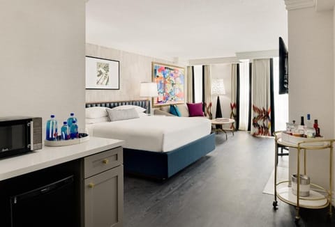 Unit with 1 King size bed. Exact unit will be assigned upon arrival. Views, colors and decor may vary.