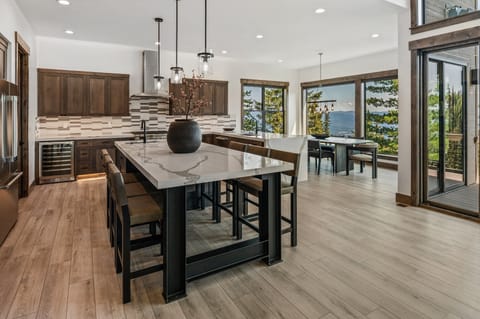 Large island perfect for prep and entertaining