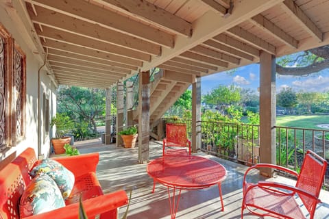 Downstairs front porch not facing lake