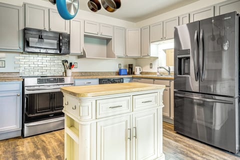 Kitchen | Keurig Coffee Maker | Dishwasher | Cooking Basics