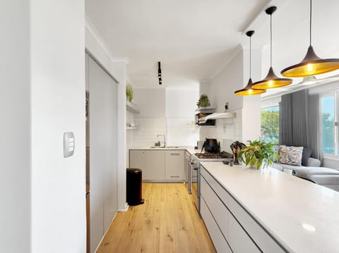 Modern Green Point Apartment with Balcony (29991)